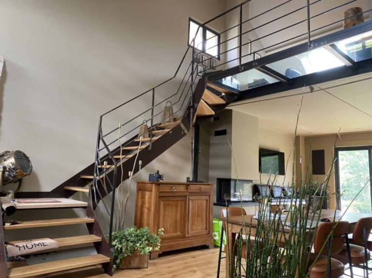 style loft avec escalier en métal et plancher de verres