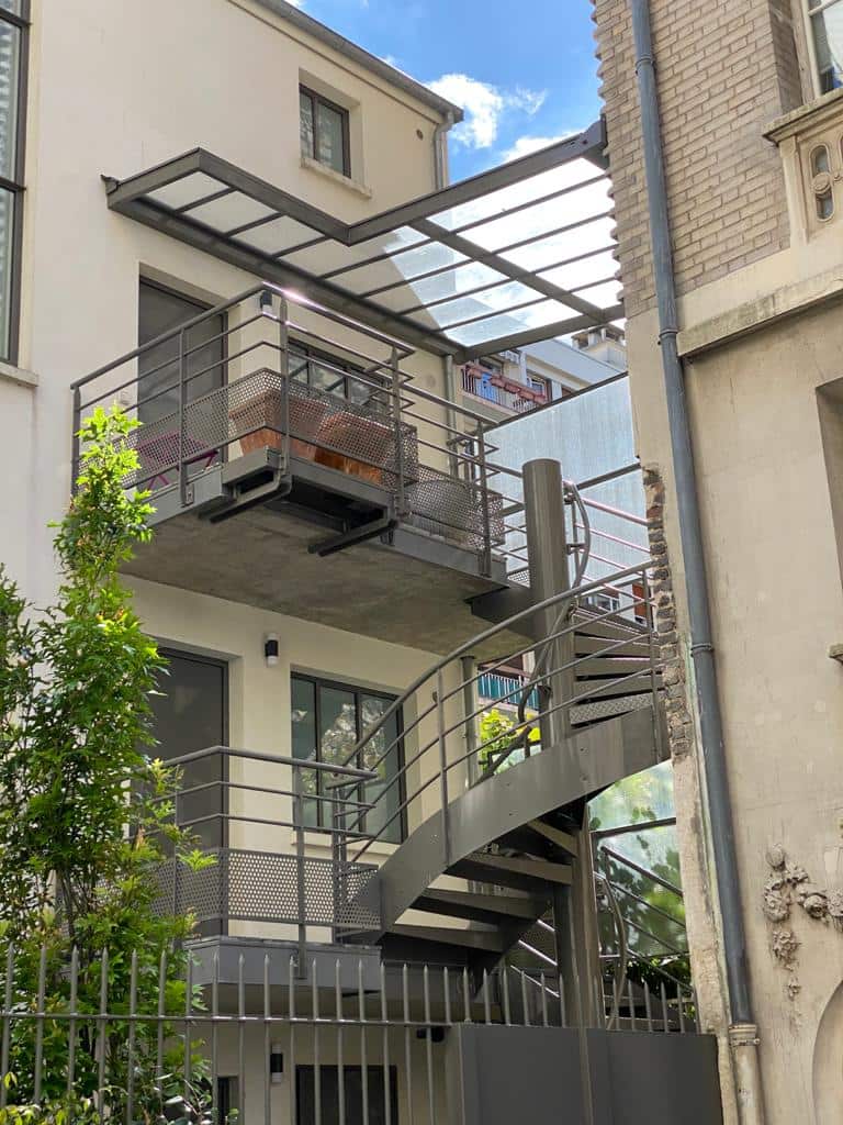 aménagement extérieur avec escalier métallique et façade