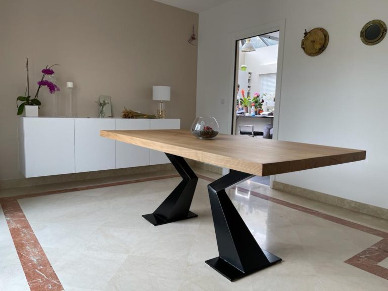Table en bois avec pied en métal design